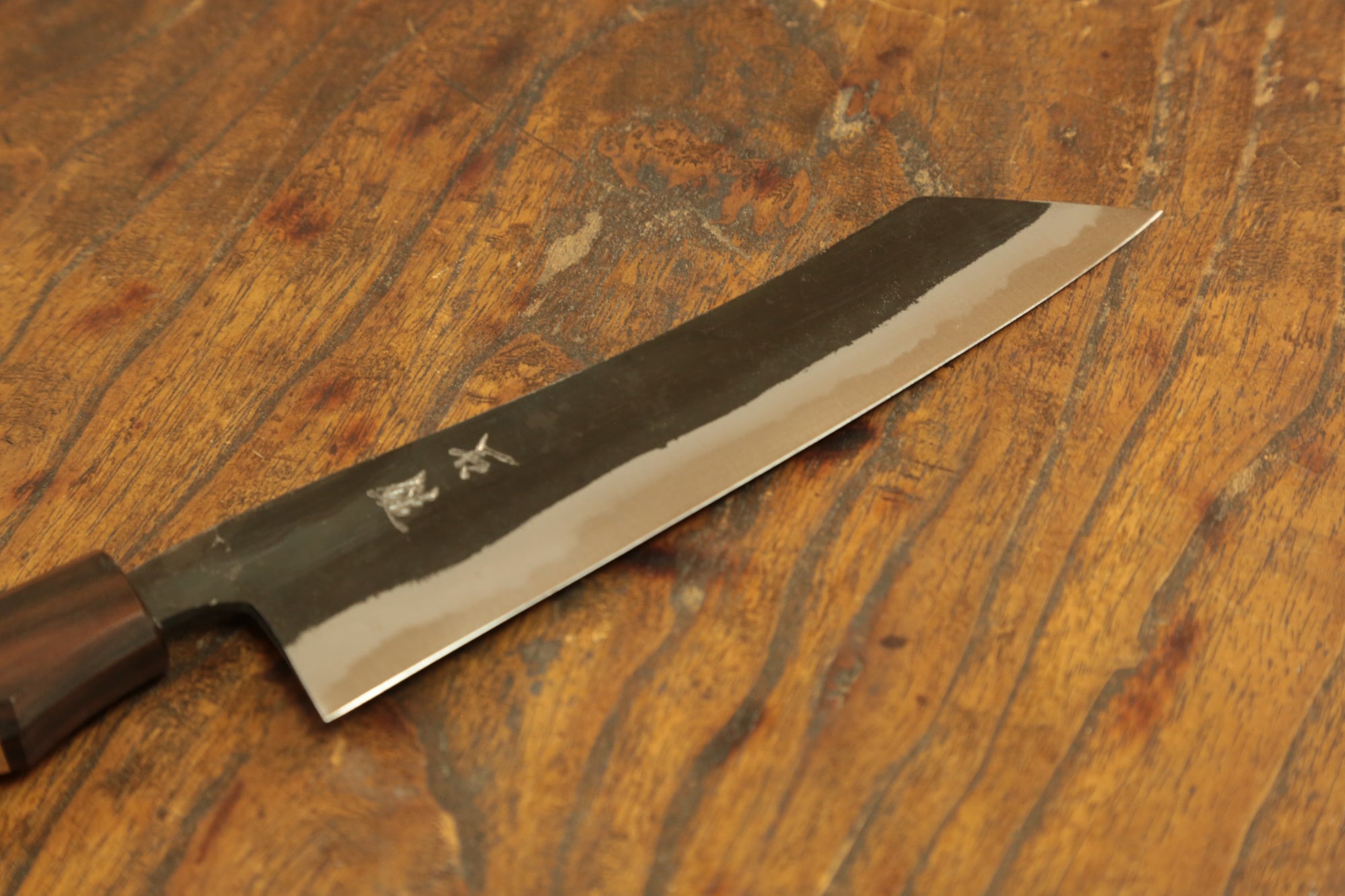 土佐黒打ち包丁青二鋼博多型5.5寸　胡桃特殊八角柄