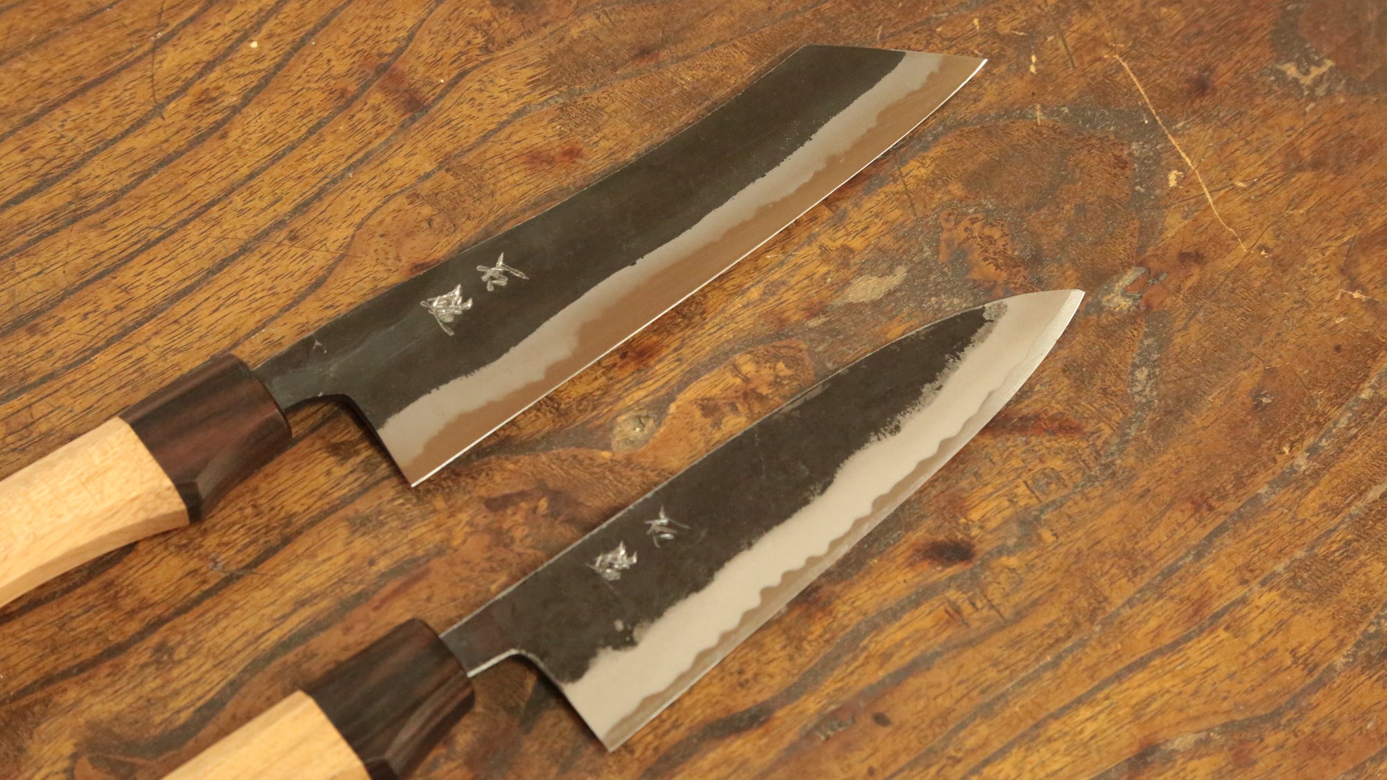 土佐黒打ち包丁青一鋼伊予型5.5寸　胡桃特殊八角柄